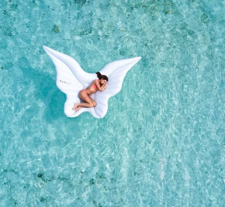 Luftmadraci su sastavni dio plaža i ljeta bez njih su nezamisliva. Ove sezone hit su luft madarci raznih oblika i boja, a nama su se najvi&scaron;e svidjela krila koja su nekako profinjena i magična, ba&scaron; kao &scaron;to su ljetne večeri.