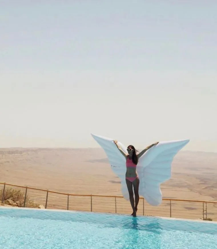 Luftmadraci su sastavni dio plaža i ljeta bez njih su nezamisliva. Ove sezone hit su luft madarci raznih oblika i boja, a nama su se najvi&scaron;e svidjela krila koja su nekako profinjena i magična, ba&scaron; kao &scaron;to su ljetne večeri.