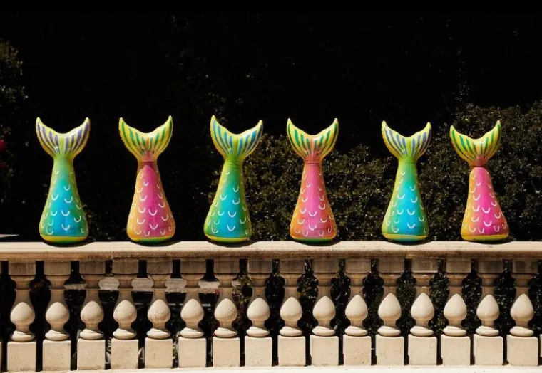 Luftmadraci su sastavni dio plaža i ljeta bez njih su nezamisliva. Ove sezone hit su luft madarci raznih oblika i boja, a nama su se najvi&scaron;e svidjela krila koja su nekako profinjena i magična, ba&scaron; kao &scaron;to su ljetne večeri.