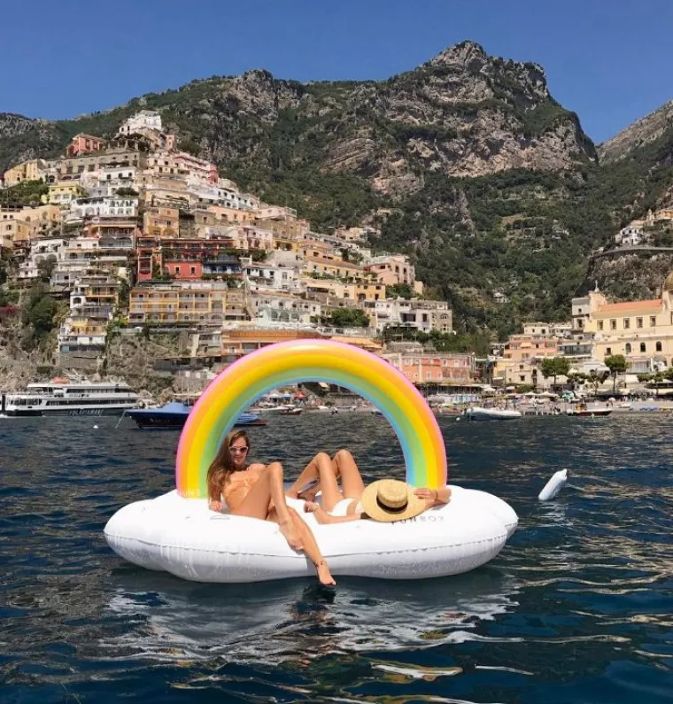 Luftmadraci su sastavni dio plaža i ljeta bez njih su nezamisliva. Ove sezone hit su luft madarci raznih oblika i boja, a nama su se najvi&scaron;e svidjela krila koja su nekako profinjena i magična, ba&scaron; kao &scaron;to su ljetne večeri.