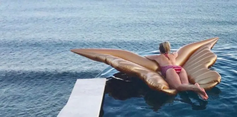 Luftmadraci su sastavni dio plaža i ljeta bez njih su nezamisliva. Ove sezone hit su luft madarci raznih oblika i boja, a nama su se najvi&scaron;e svidjela krila koja su nekako profinjena i magična, ba&scaron; kao &scaron;to su ljetne večeri.