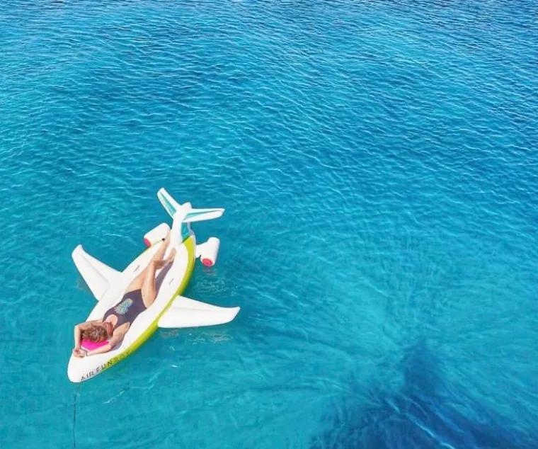 Luftmadraci su sastavni dio plaža i ljeta bez njih su nezamisliva. Ove sezone hit su luft madarci raznih oblika i boja, a nama su se najvi&scaron;e svidjela krila koja su nekako profinjena i magična, ba&scaron; kao &scaron;to su ljetne večeri.