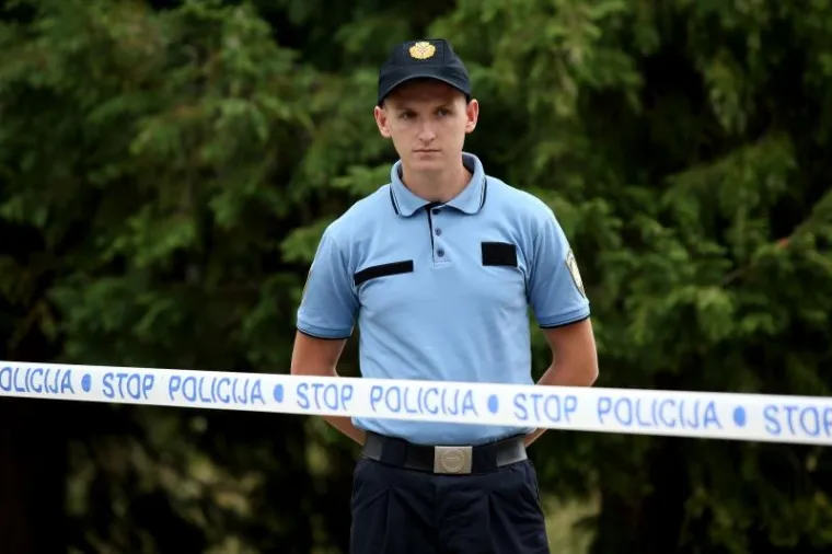 Zagreb - Kod hotela Porin jedan od azilanata popeo se na vrh tornja, stavio omču oko vrata te prijeti da će se ubiti. Na teren je iza&scaron;la policija te vatrogasci, a navodno je riječ o azilantu koji je prije godinu dana do&scaron;ao iz Iraka.