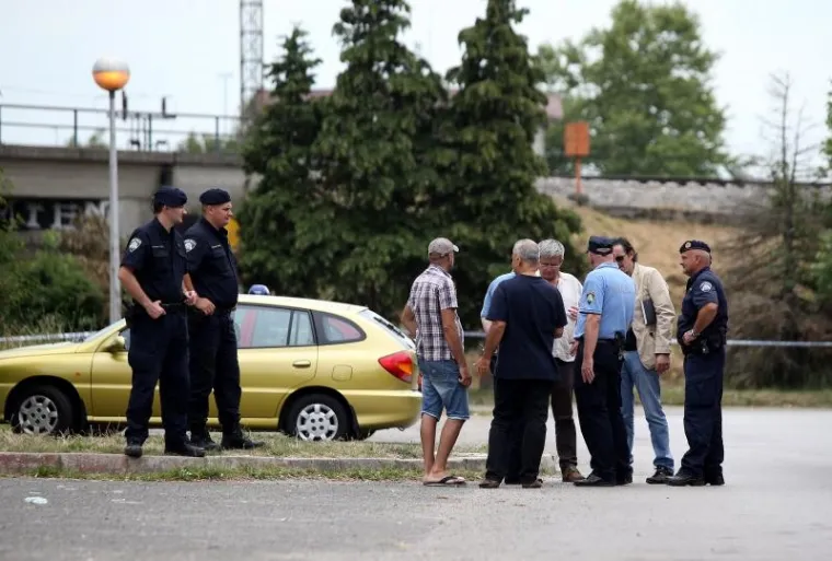 Zagreb - Kod hotela Porin jedan od azilanata popeo se na vrh tornja, stavio omču oko vrata te prijeti da će se ubiti. Na teren je iza&scaron;la policija te vatrogasci, a navodno je riječ o azilantu koji je prije godinu dana do&scaron;ao iz Iraka.