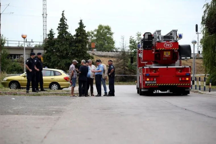 Zagreb - Kod hotela Porin jedan od azilanata popeo se na vrh tornja, stavio omču oko vrata te prijeti da će se ubiti. Na teren je iza&scaron;la policija te vatrogasci, a navodno je riječ o azilantu koji je prije godinu dana do&scaron;ao iz Iraka.
