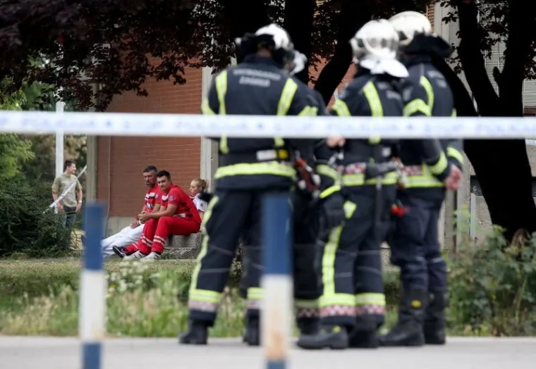 Zagreb - Kod hotela Porin jedan od azilanata popeo se na vrh tornja, stavio omču oko vrata te prijeti da će se ubiti. Na teren je iza&scaron;la policija te vatrogasci, a navodno je riječ o azilantu koji je prije godinu dana do&scaron;ao iz Iraka.