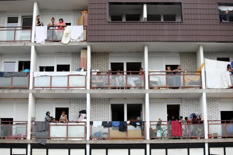 Zagreb - Kod hotela Porin jedan od azilanata popeo se na vrh tornja, stavio omču oko vrata te prijeti da će se ubiti. Na teren je iza&scaron;la policija te vatrogasci, a navodno je riječ o azilantu koji je prije godinu dana do&scaron;ao iz Iraka.