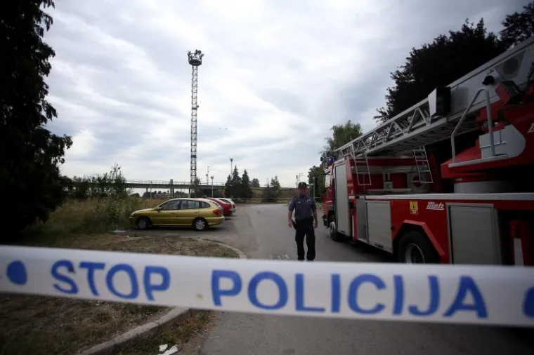 Zagreb - Kod hotela Porin jedan od azilanata popeo se na vrh tornja, stavio omču oko vrata te prijeti da će se ubiti. Na teren je iza&scaron;la policija te vatrogasci, a navodno je riječ o azilantu koji je prije godinu dana do&scaron;ao iz Iraka.