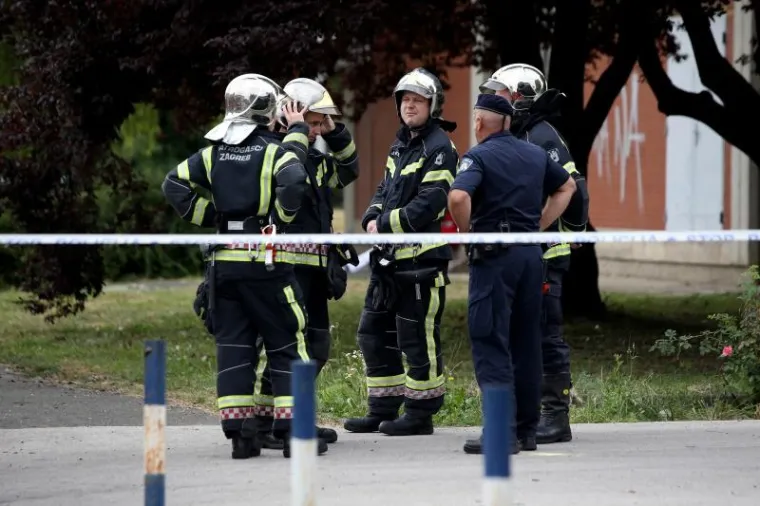 Zagreb - Kod hotela Porin jedan od azilanata popeo se na vrh tornja, stavio omču oko vrata te prijeti da će se ubiti. Na teren je iza&scaron;la policija te vatrogasci, a navodno je riječ o azilantu koji je prije godinu dana do&scaron;ao iz Iraka.