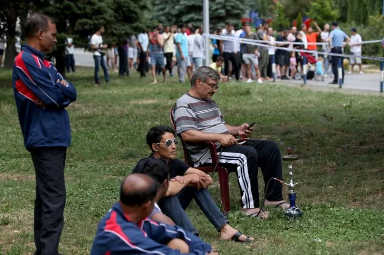 Zagreb - Kod hotela Porin jedan od azilanata popeo se na vrh tornja, stavio omču oko vrata te prijeti da će se ubiti. Na teren je iza&scaron;la policija te vatrogasci, a navodno je riječ o azilantu koji je prije godinu dana do&scaron;ao iz Iraka.