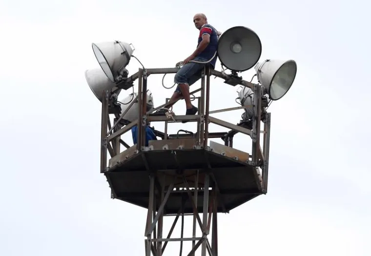 Zagreb - Kod hotela Porin jedan od azilanata popeo se na vrh tornja, stavio omču oko vrata te prijeti da će se ubiti. Na teren je iza&scaron;la policija te vatrogasci, a navodno je riječ o azilantu koji je prije godinu dana do&scaron;ao iz Iraka.
