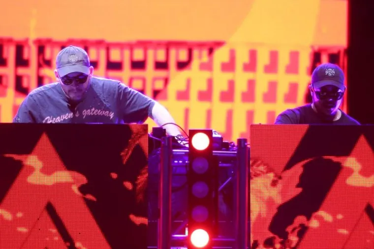 DRUGA NOĆ ULTRA FESTIVALA: Traje ludilo na Poljudu, pogledajte kako partijanerima pomažu - svećenici