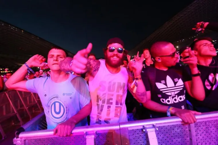 DRUGA NOĆ ULTRA FESTIVALA: Traje ludilo na Poljudu, pogledajte kako partijanerima pomažu - svećenici