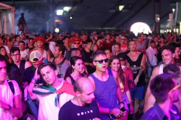 DRUGA NOĆ ULTRA FESTIVALA: Traje ludilo na Poljudu, pogledajte kako partijanerima pomažu - svećenici