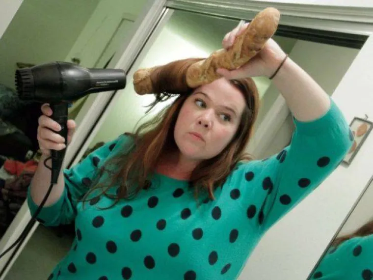 Izgleda da je život u Francuskoj nemoguć ako se ne znate služiti samo jednom stvari. To je dakako baget koji, ako je vjerovati galeriji koju vam prenosimo, sastavni dio svakodnevice. Humorističnu galeriju koja pokazuje suživot Francuza i bageta pogledajte u nastavku.