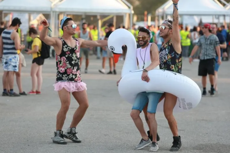 DRUGA NOĆ ULTRA FESTIVALA: Traje ludilo na Poljudu, pogledajte kako partijanerima pomažu - svećenici