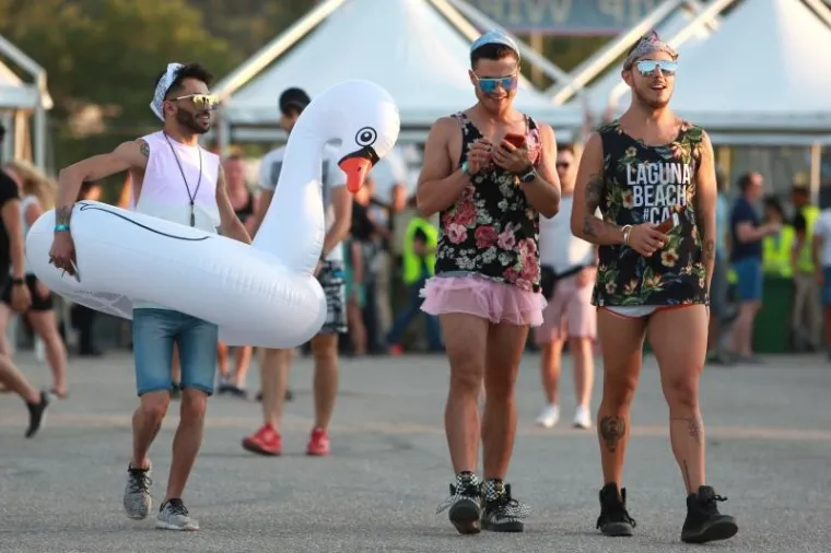 DRUGA NOĆ ULTRA FESTIVALA: Traje ludilo na Poljudu, pogledajte kako partijanerima pomažu - svećenici