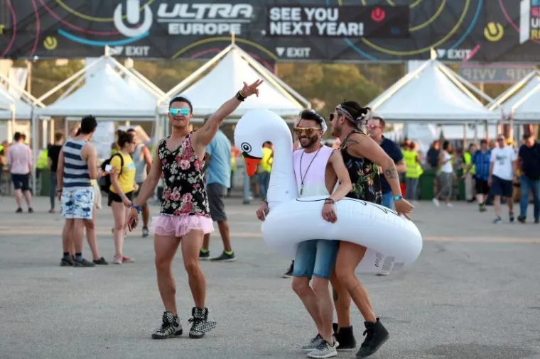 DRUGA NOĆ ULTRA FESTIVALA: Traje ludilo na Poljudu, pogledajte kako partijanerima pomažu - svećenici