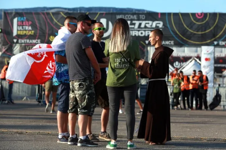 DRUGA NOĆ ULTRA FESTIVALA: Traje ludilo na Poljudu, pogledajte kako partijanerima pomažu - svećenici