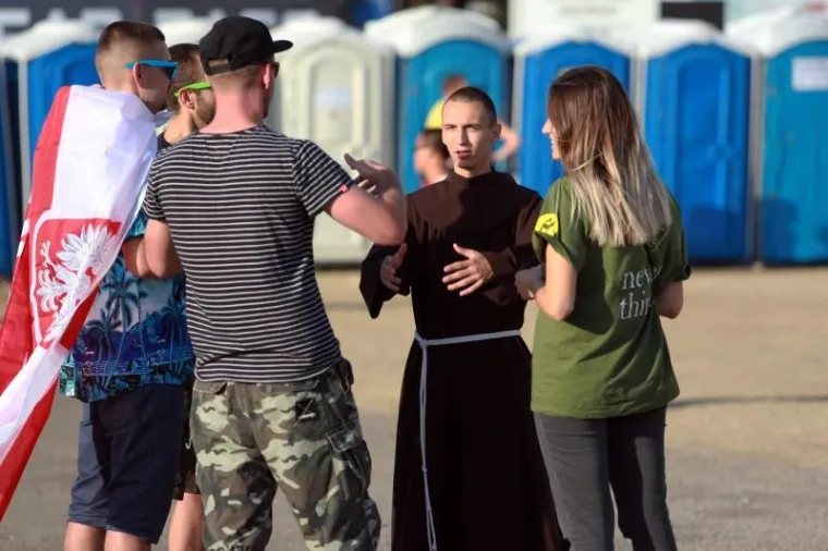 DRUGA NOĆ ULTRA FESTIVALA: Traje ludilo na Poljudu, pogledajte kako partijanerima pomažu - svećenici