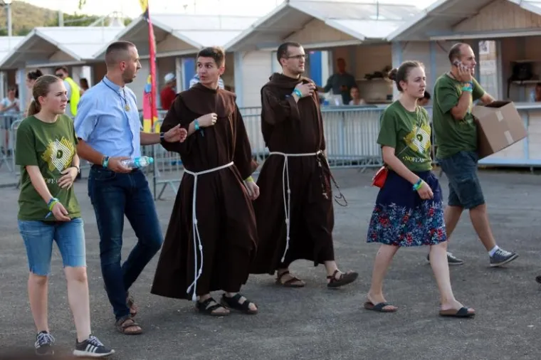 DRUGA NOĆ ULTRA FESTIVALA: Traje ludilo na Poljudu, pogledajte kako partijanerima pomažu - svećenici