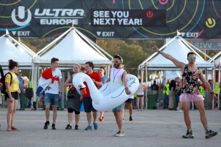 DRUGA NOĆ ULTRA FESTIVALA: Traje ludilo na Poljudu, pogledajte kako partijanerima pomažu - svećenici