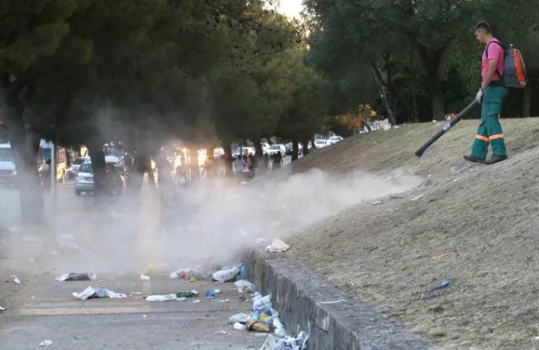 JUTRO NAKON PRVE VEČERI ULTRE: Pune ruke posla za gradske komunalce, Poljud i okolica preplavljeni smećem, posao im otežava bura