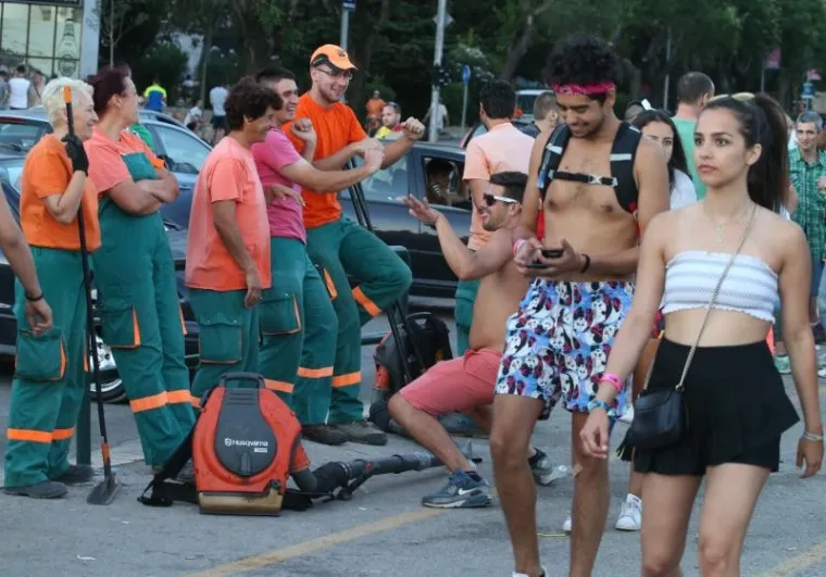 JUTRO NAKON PRVE VEČERI ULTRE: Pune ruke posla za gradske komunalce, Poljud i okolica preplavljeni smećem, posao im otežava bura