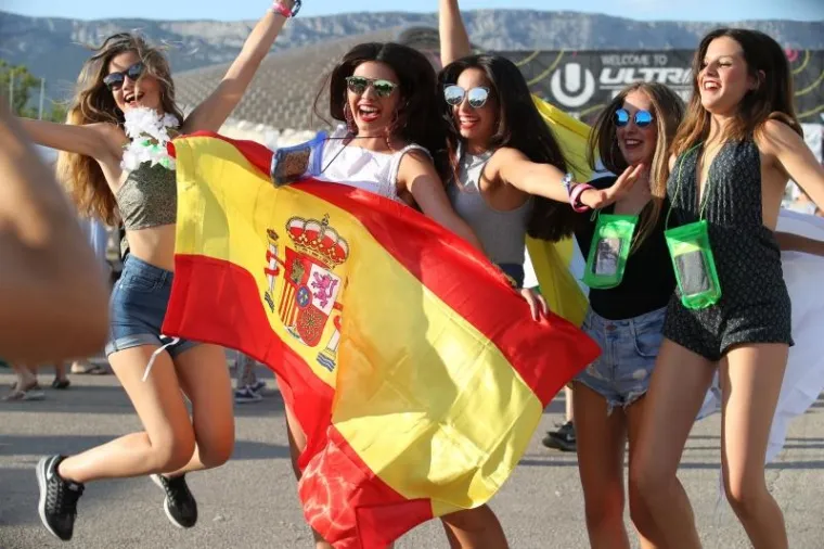 LJEPOTICE NA ULTRI: Uskoro počinje druga večer spektakla na Poljudu, pogledajte atraktivne partijanerice iz prve noći