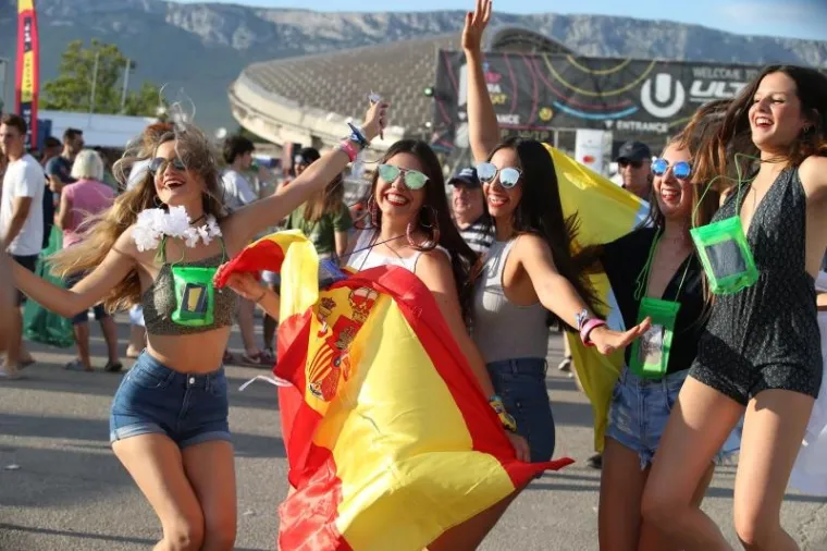 LJEPOTICE NA ULTRI: Uskoro počinje druga večer spektakla na Poljudu, pogledajte atraktivne partijanerice iz prve noći