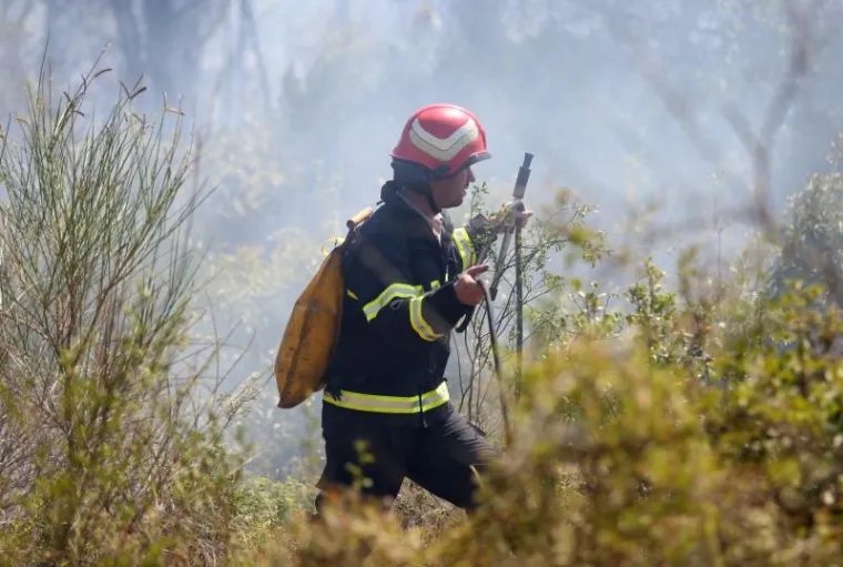 POMAGALI I TURISTI: Kanaderi spasili kuće na Brodarici