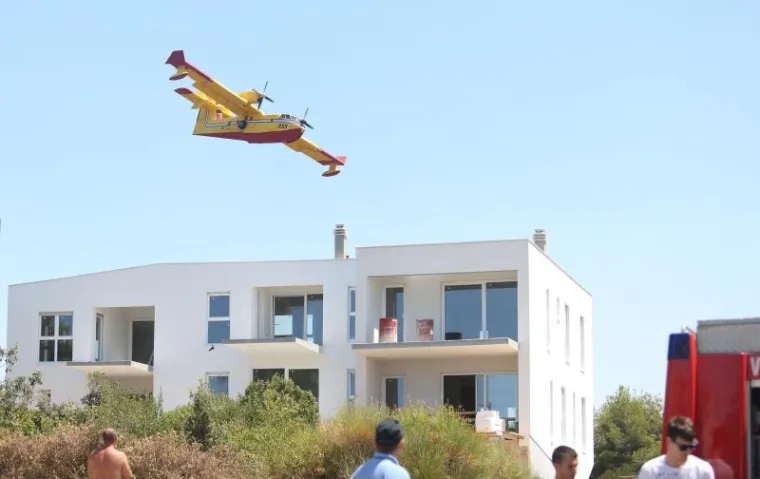 Jake zemaljske vatrogasne snage uz pomoć kanadera i stanovnika branili su svaki pedalj do kuća