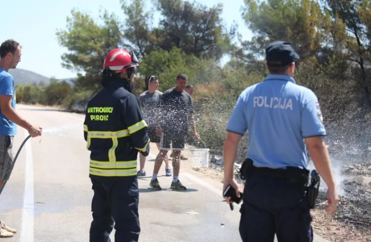 Vatra se brzo širila tako da su stanovnici, a i gosti napustali opožarena mjesta