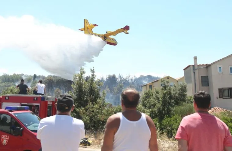 POMAGALI I TURISTI: Kanaderi spasili kuće na Brodarici