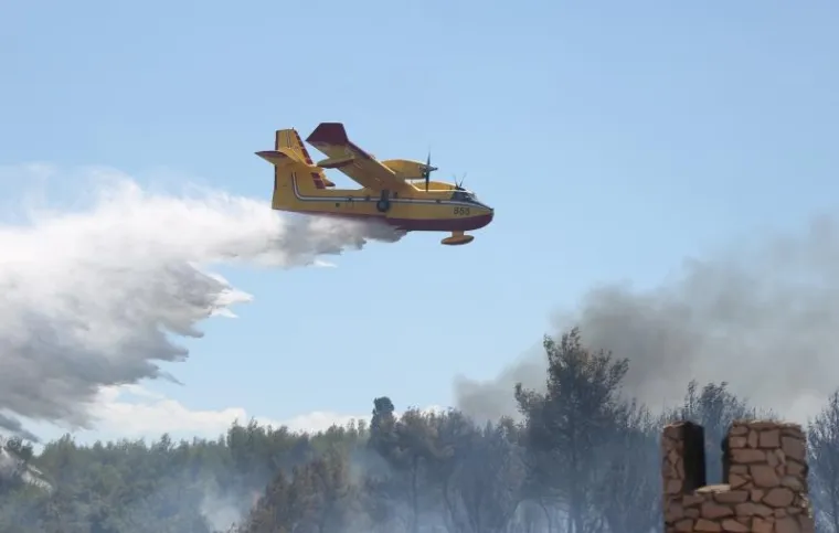 POMAGALI I TURISTI: Kanaderi spasili kuće na Brodarici