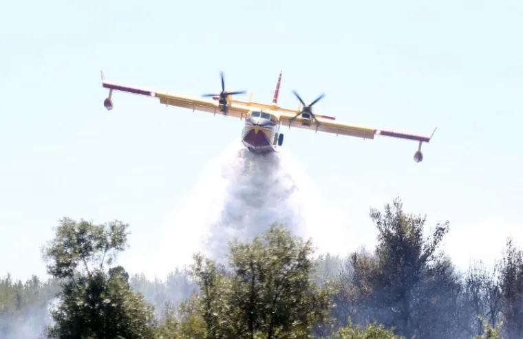 POMAGALI I TURISTI: Kanaderi spasili kuće na Brodarici