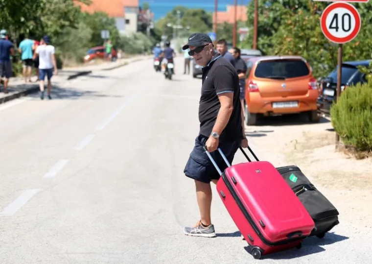 POMAGALI I TURISTI: Kanaderi spasili kuće na Brodarici