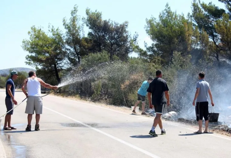 POMAGALI I TURISTI: Kanaderi spasili kuće na Brodarici