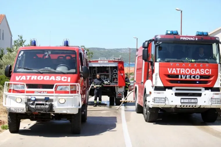 POMAGALI I TURISTI: Kanaderi spasili kuće na Brodarici