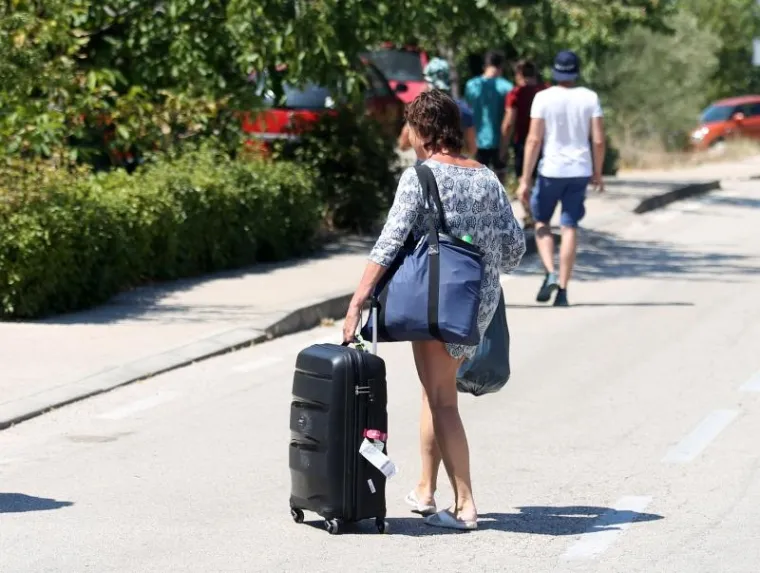 POMAGALI I TURISTI: Kanaderi spasili kuće na Brodarici