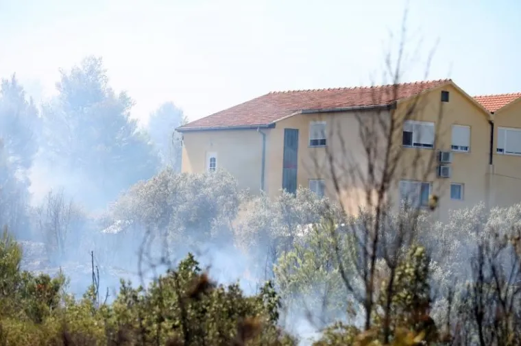 POMAGALI I TURISTI: Kanaderi spasili kuće na Brodarici