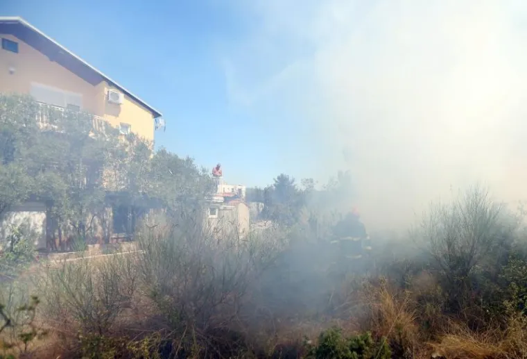 POMAGALI I TURISTI: Kanaderi spasili kuće na Brodarici