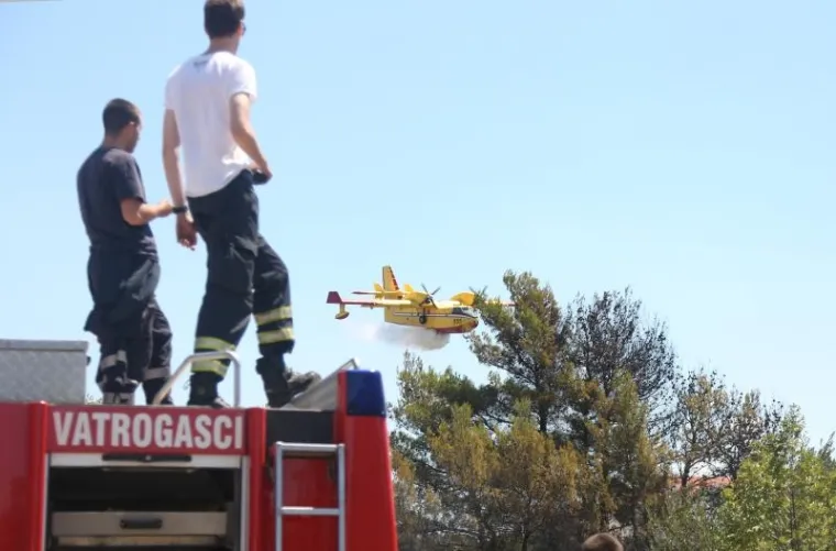 POMAGALI I TURISTI: Kanaderi spasili kuće na Brodarici