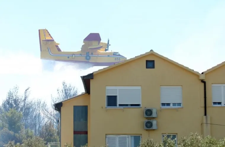 POMAGALI I TURISTI: Kanaderi spasili kuće na Brodarici