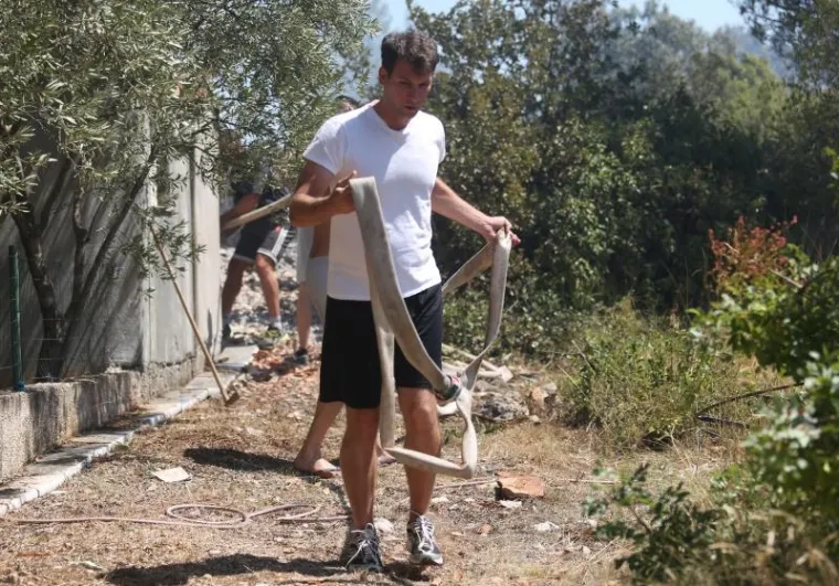 POMAGALI I TURISTI: Kanaderi spasili kuće na Brodarici