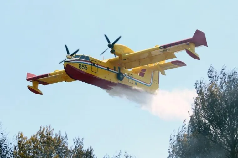 POMAGALI I TURISTI: Kanaderi spasili kuće na Brodarici