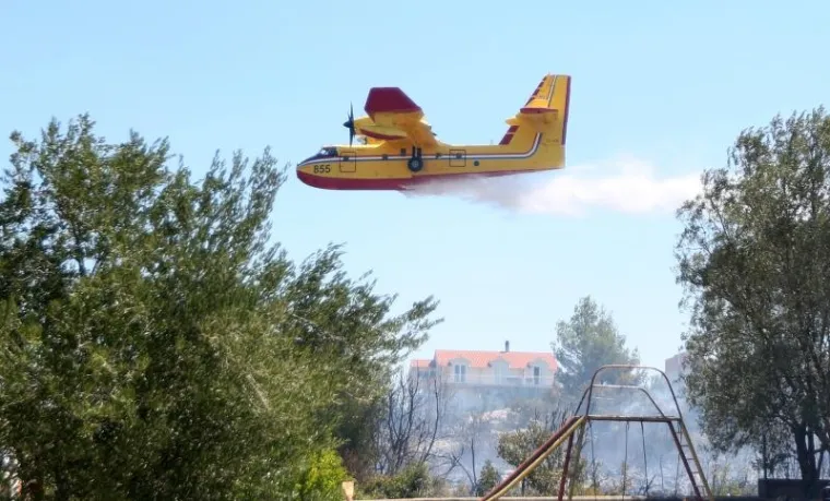 POMAGALI I TURISTI: Kanaderi spasili kuće na Brodarici