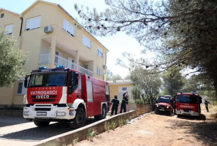 POMAGALI I TURISTI: Kanaderi spasili kuće na Brodarici