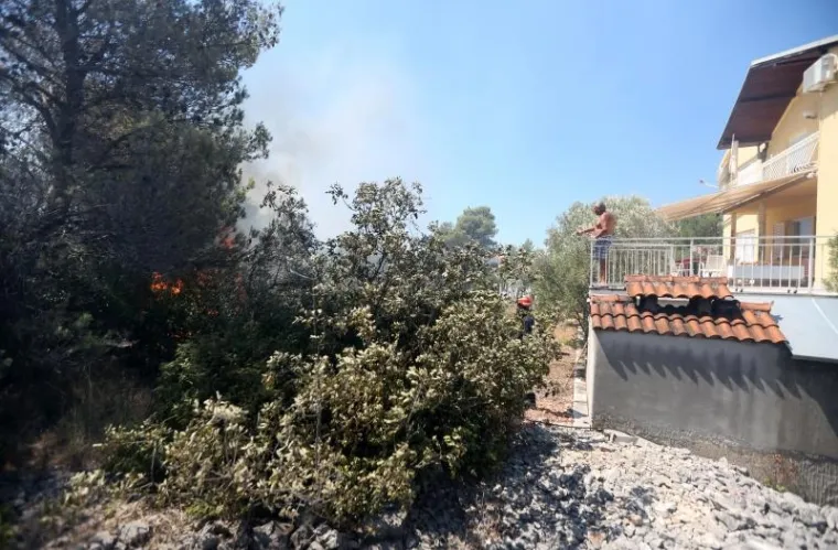 POMAGALI I TURISTI: Kanaderi spasili kuće na Brodarici