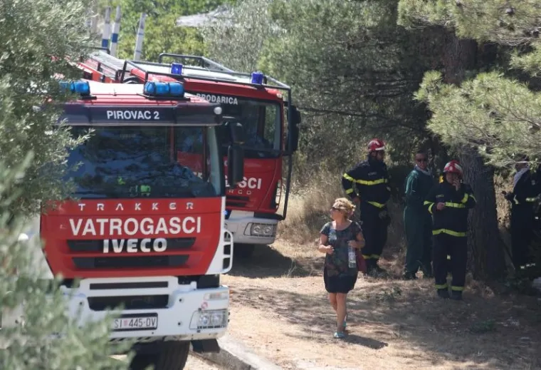 POMAGALI I TURISTI: Kanaderi spasili kuće na Brodarici